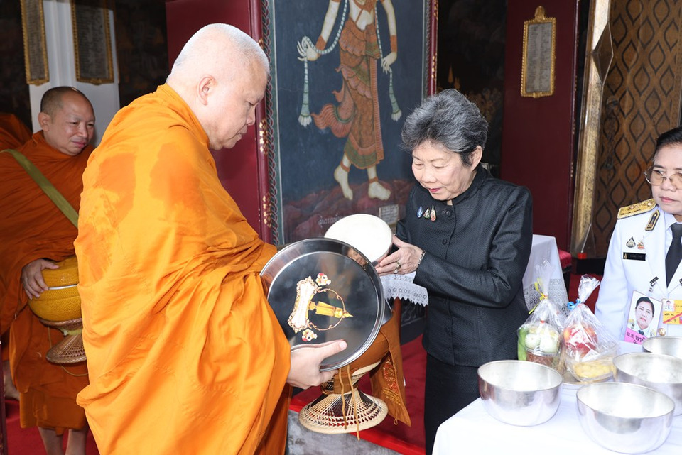 “หม่อมเจ้าศรีสว่างวงศ์ ยุคล” ทรงเป็นประธานตักบาตรพระสงฆ์ เนื่องในพระราชพิธีสงกรานต์ พุทธศักราช 2569