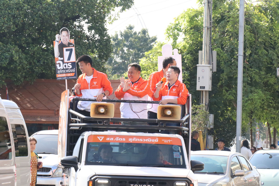 "เท้ง" ลุยโคราชหาเสียง ไม่หวั่นกระแสโจมตี ย้ำพรรคประชาชนพร้อมเป็นรัฐบาล เดินหน้านโยบายเพื่อสังคม