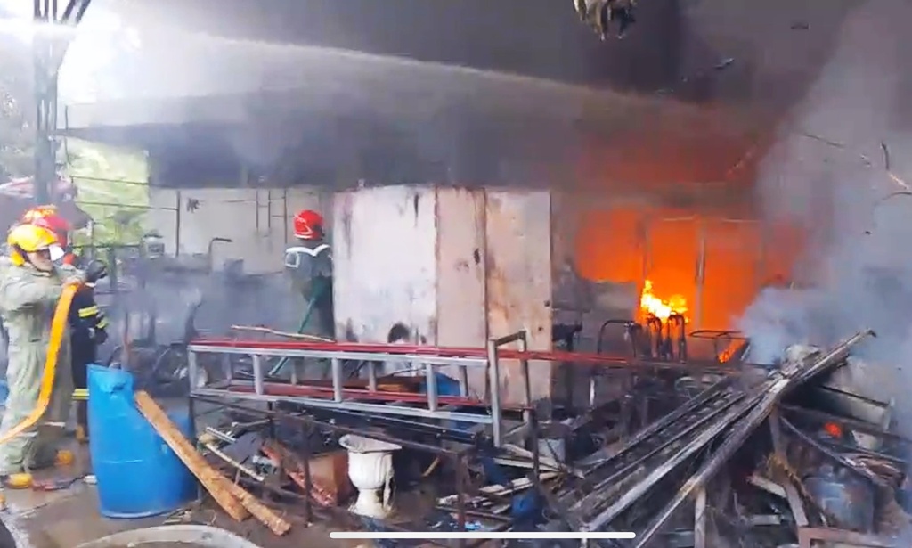  ไฟไหม้โกดังปั้นหุ่นพิพิธภัณฑ์หุ่นขี้ผึ้งไทย ยังคุมเพลิงไม่ได้