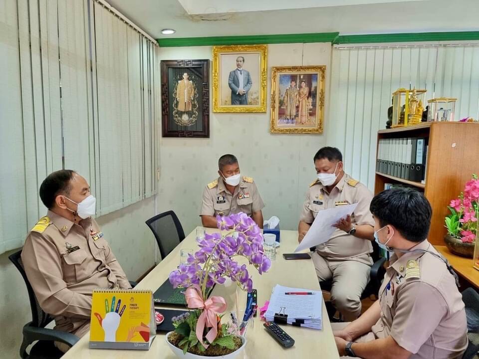 โครงการชลประทานอ่างทอง ประชุมติดตามงานก่อสร้าง ขุดลอกเปิดทางน้ำ พร้อมเร่งรัดเบิกจ่ายงบตามนโยบายจังหวัด
