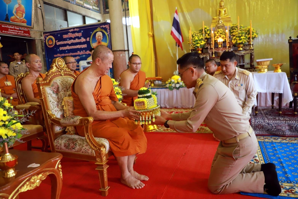 ปลัดจังหวัดกาญจนบุรี ร่วมมอบเกียรติบัตรแด่พระภิกษุที่บรรพชาอุปสมบท เฉลิมพระเกียรติฯ