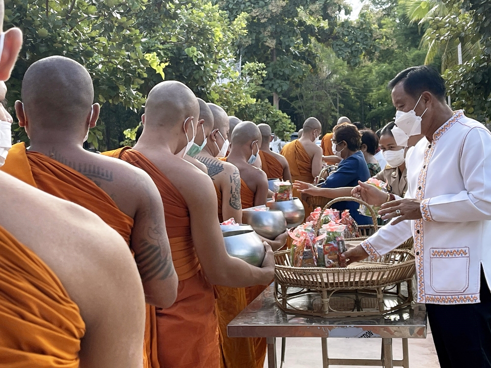 รองผู้ว่าฯกาฬสินธุ์ นำประชาชนตักบาตรเทโวโรหณะ อุทิศส่วนกุศลแก่เหยื่อกราดยิง