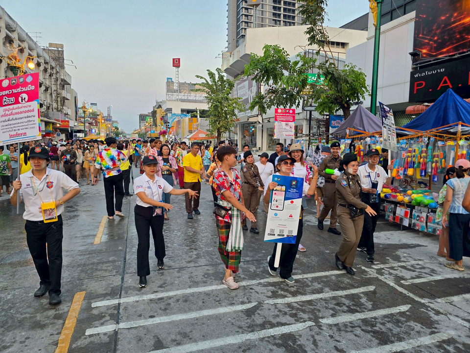 ถนนข้าวเหนียวคึก! ไทย-เทศเต้ยแฟลชม็อบ “โนแอล” ส่งท้ายสงกรานต์ปลอดภัย 