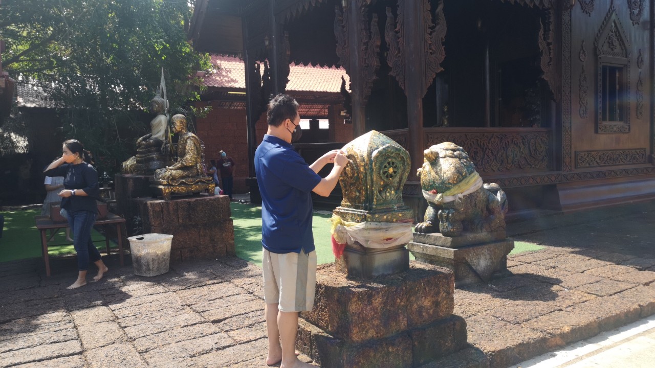 วัดโบสถ์ไม้ตาลวัดชื่อดังเงียบเพราะคนกลัวโควิด  ประชาชนไหว้พระขอพรปีใหม่ให้เศรษฐกิจดี