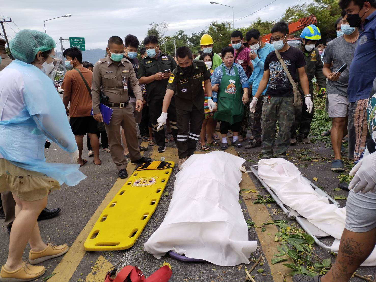 ลมแรงพัดกิ่งไม้ใหญ่ทับบ้านเสียหาย 2 พ่อลูกดับคาที่เกิดเหตุ