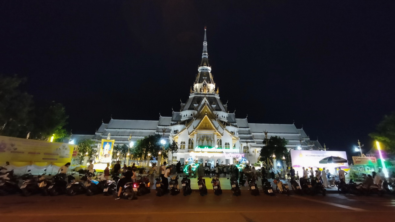 ผู้คนทยอยมาเวียนเทียนวัดโสธรไม่ขาดสายคึกคักหนาตากว่าช่วง 3 ปีก่อน