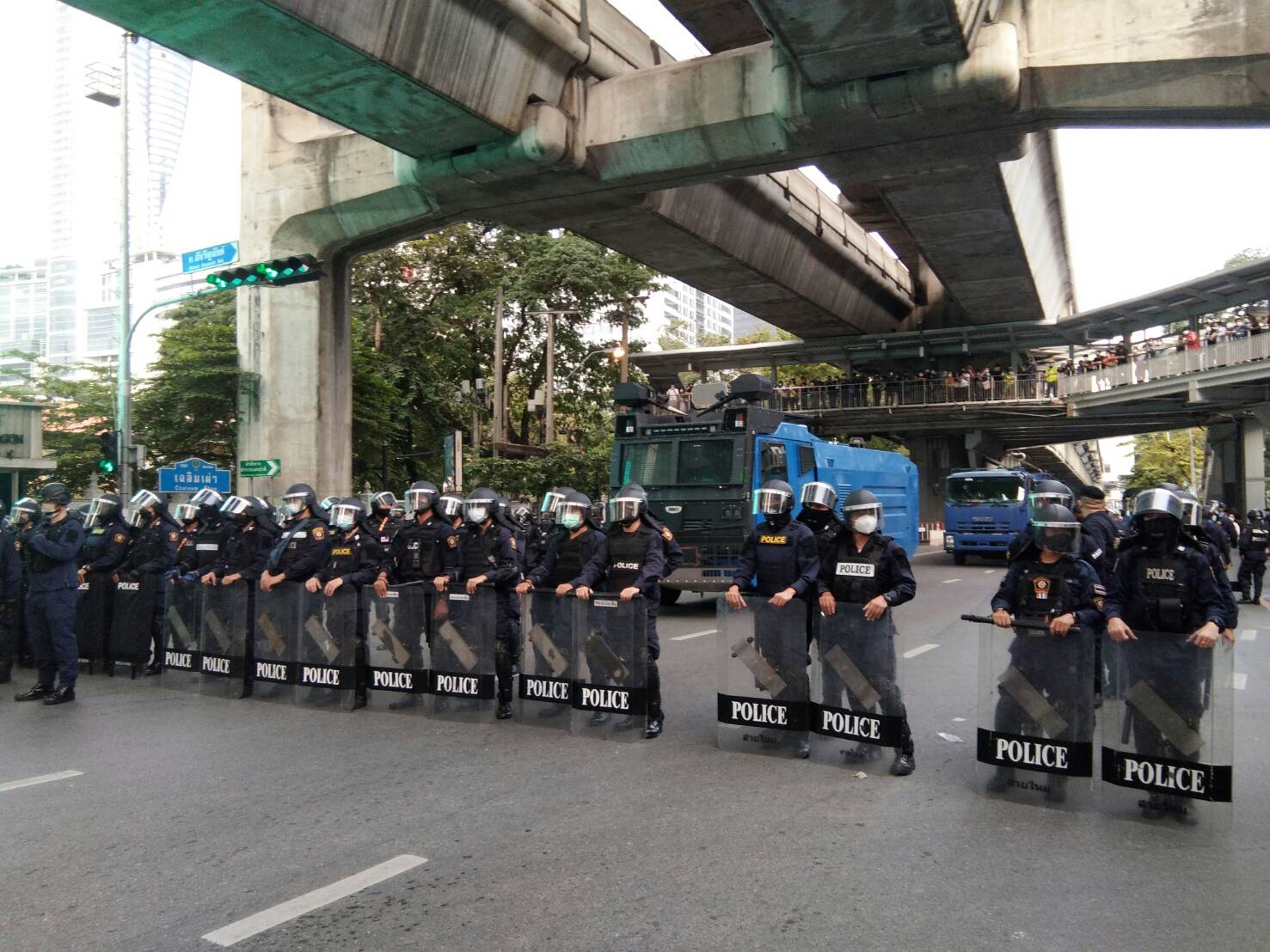 คฝ.ตั้งด่านแยกเฉลิมเผ่าสกัดม็อบ 3 นิ้ว ไปสถานทูตเยอรมัน สถาการณ์ตรึงเครียดหนัก