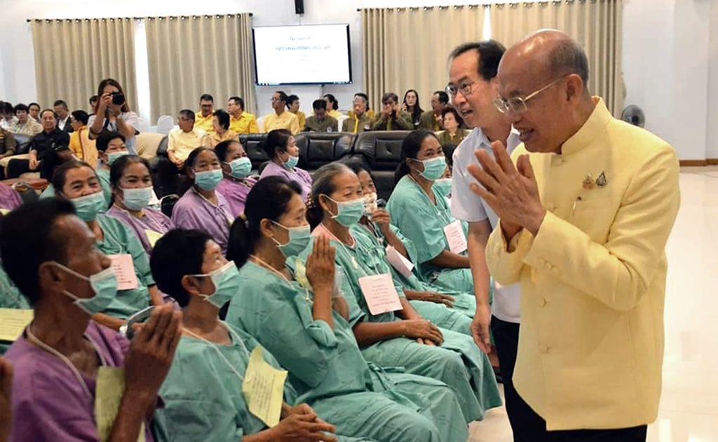 องคมนตรี เปิดโครงการรณรงค์ผ่าตัดต้อกระจกเฉลิมพระเกียรติฯ รพ.บางมูลนาก 