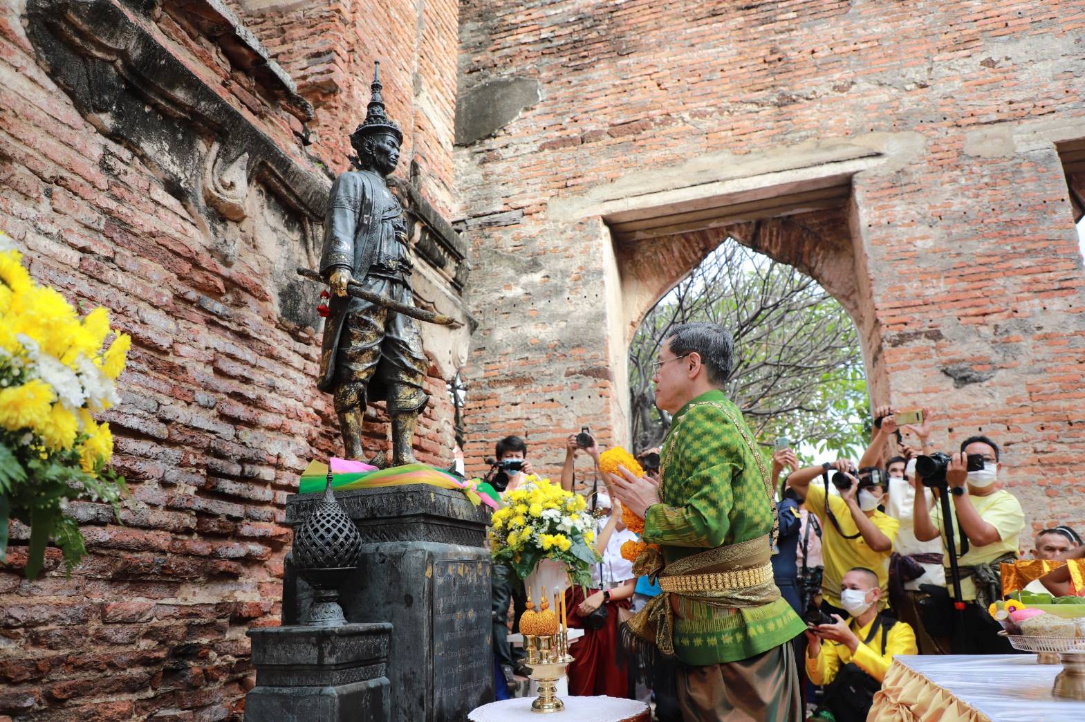 ผู้ว่าฯ ลพบุรี นำเหล่าพสกนิกร แต่งไทย นุ่งโจง ห่มสไบ ทำบุญตักบาตร เพื่อน้อมรำลึกในพระมหากรุณาธิคุณสมเด็จพระนารายณ์มหาราช