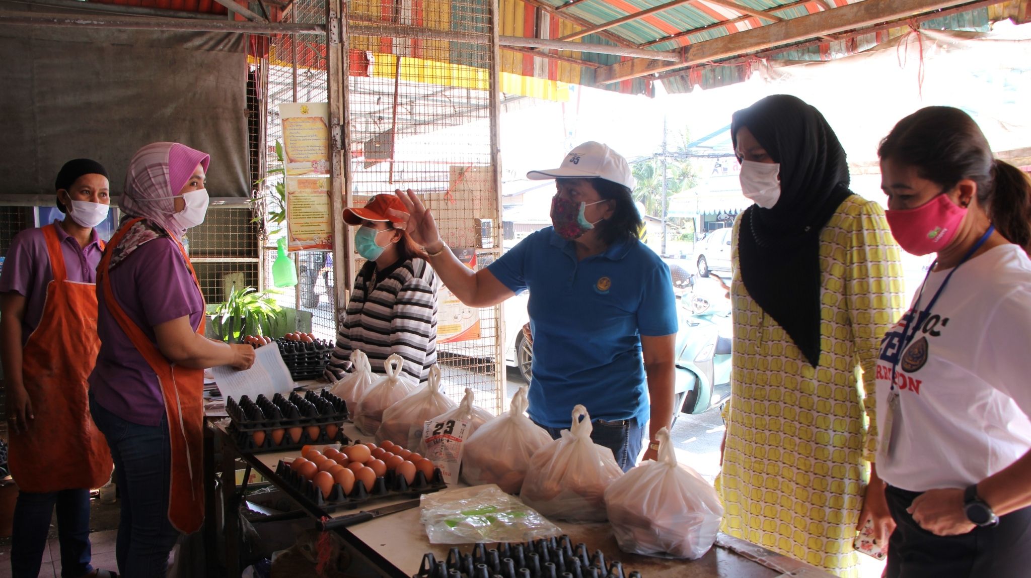 พาณิชย์นราธิวาส นำทีมออกตรวจ ร้านจำหน่ายไข่ไก่ หลังประชาชนเรียกตรวจสอบราคาจำหน่ายสินค้า