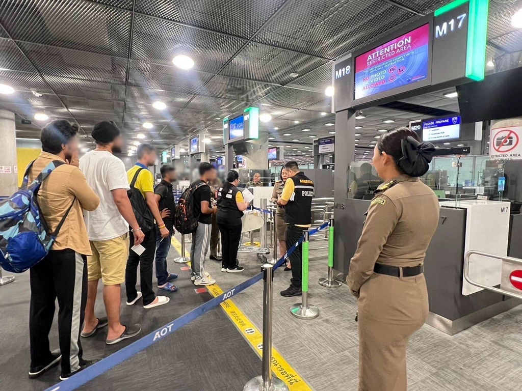 ตม.คุมเข้มสนามบิน สกัดกลุ่มสีเทาชาวต่างชาติบินเข้าไทย หลังเข้มงวดเข้า-ออกด่านบก