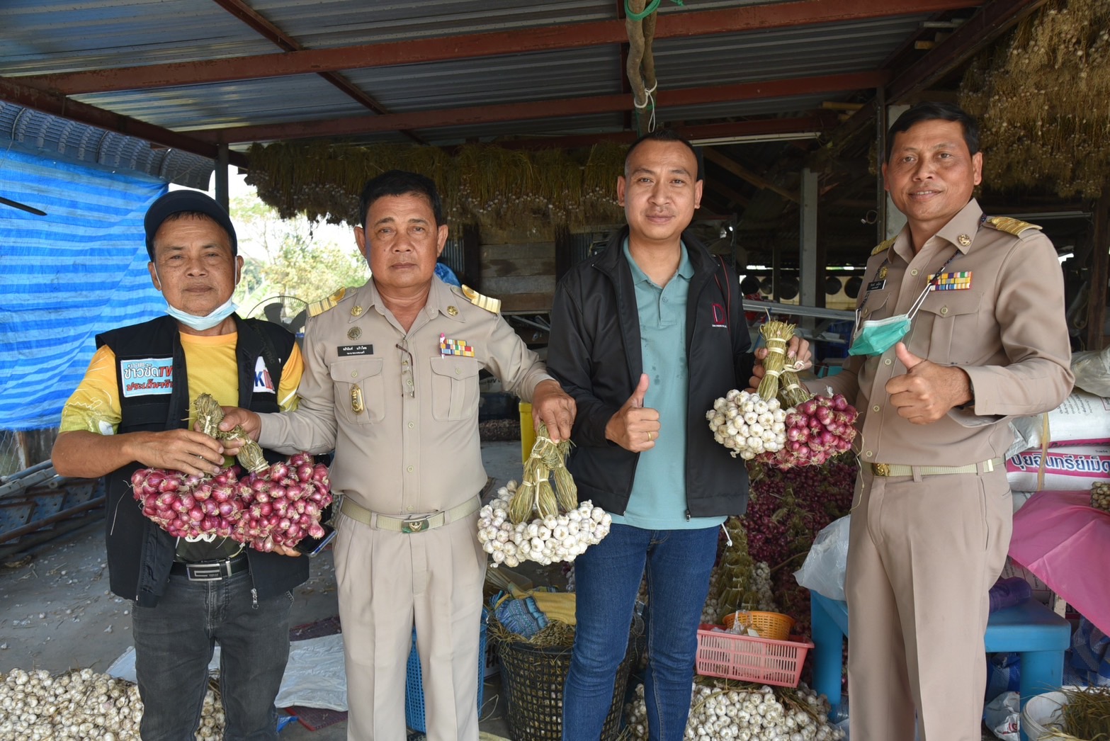 “รักใครให้หอม” นายกเทศมนตรีฯบุสูง ชวนซี้อหอมแดงคุณภาพดีที่วังหิน  