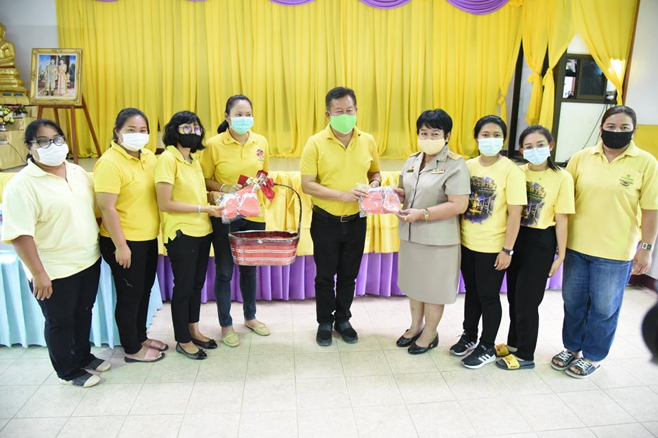 กลุ่มพัฒนาสตรีเทศบาลเมืองเพชรบูรณ์  เร่งผลิตหน้ากากอนามัยจากผ้า แจกให้ 17 ชุมชน 
