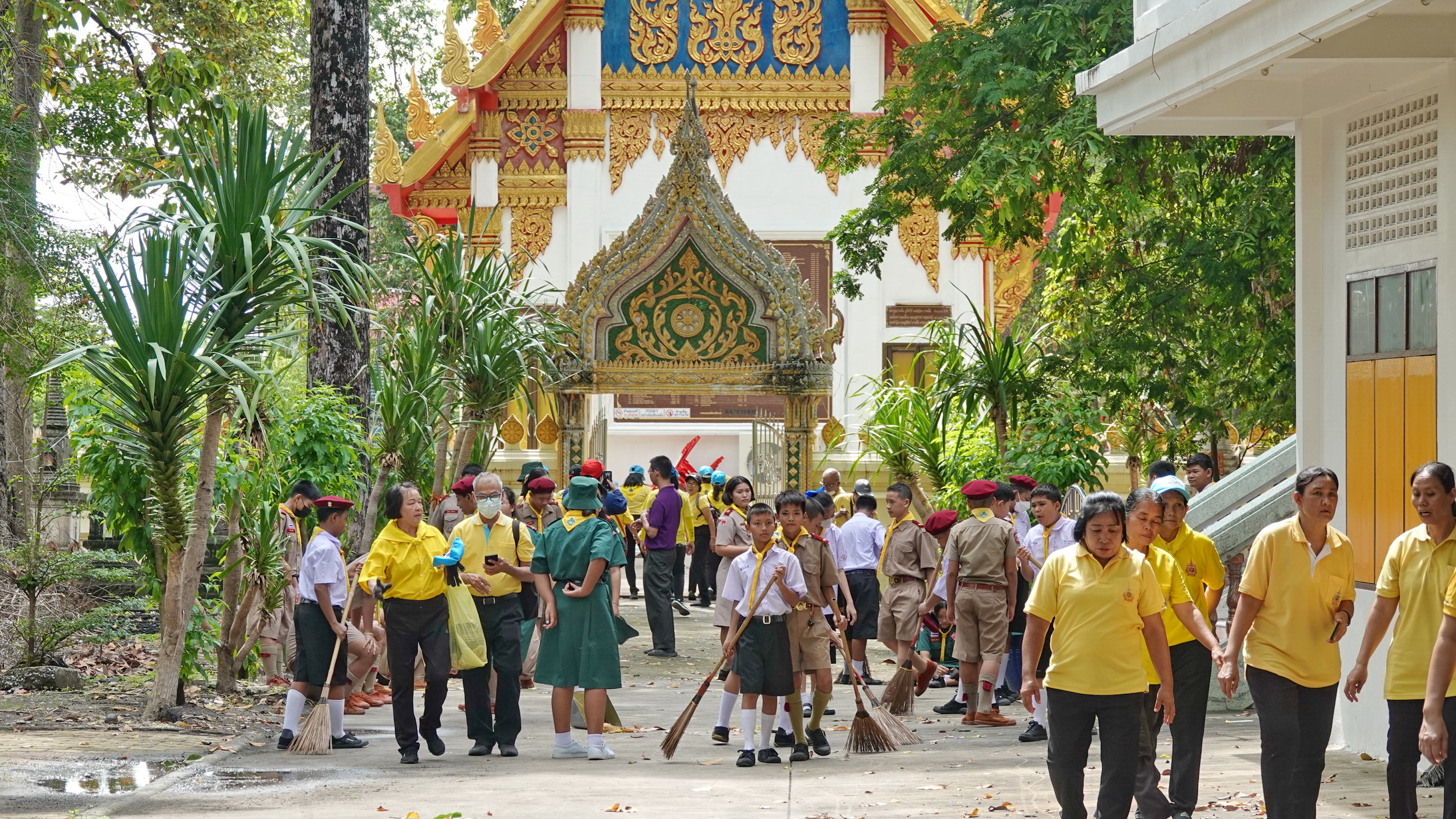 คณะสงฆ์นำจิตอาสาทุกภาคส่วนบิ๊กคลีนนิ่งเดย์ รวมพลังสร้างสัปปายะฯ เฉลิมพระเกียรติที่โรงเรียนวัดกลางคลองสาม