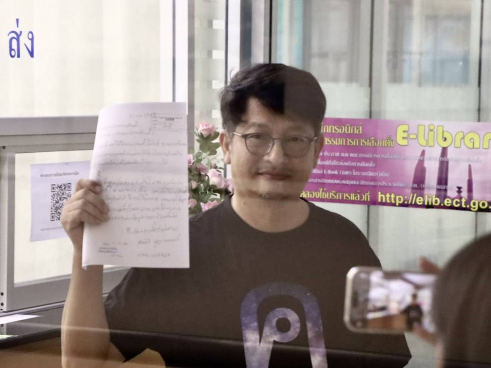 "บก.ลายจุด" บุก กกต. จี้เปิดวอร์รูมนับคะแนน สงสัย 3 วันทำไมยังสรุปผลไม่ได้ ซัดระบบห่วย! ไม่โปร่งใส-ไร้ประสิทธิภาพ 