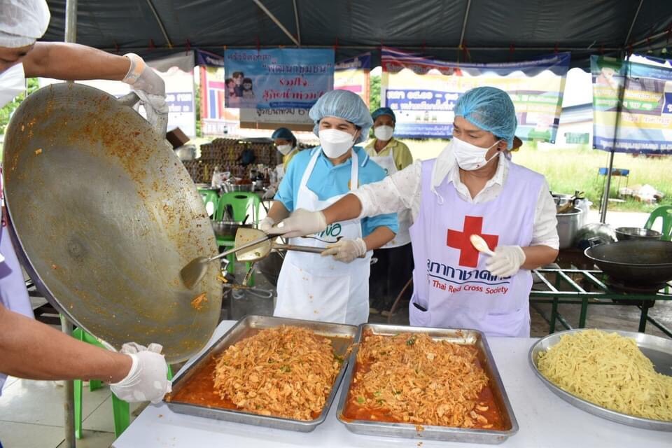 อ่างทองจัดตั้งโรงครัวพระราชทานมูลนิธิเพื่อนพึ่ง (ภาฯ) ยามยาก  ช่วยเหลือผู้ประสบอุทกภัยในพื้นที่อำเภอไชโย