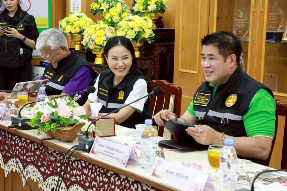 "ธรรมนัส–นฤมล" ลุย จ.นนทบุรี ตรวจการศึกษา-มอบถุงยังชีพ ชูแก้ปัญหาสวัสดิการครู-บ้านพักทรุดโทรม