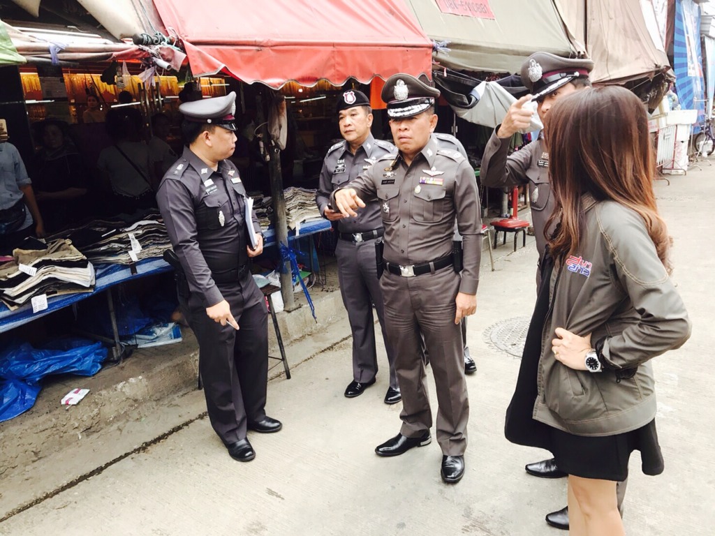 รอง ผบช.ภ.1 ตรวจสอบที่เกิดเหตุนักเรียนตีกันย่านนนท์