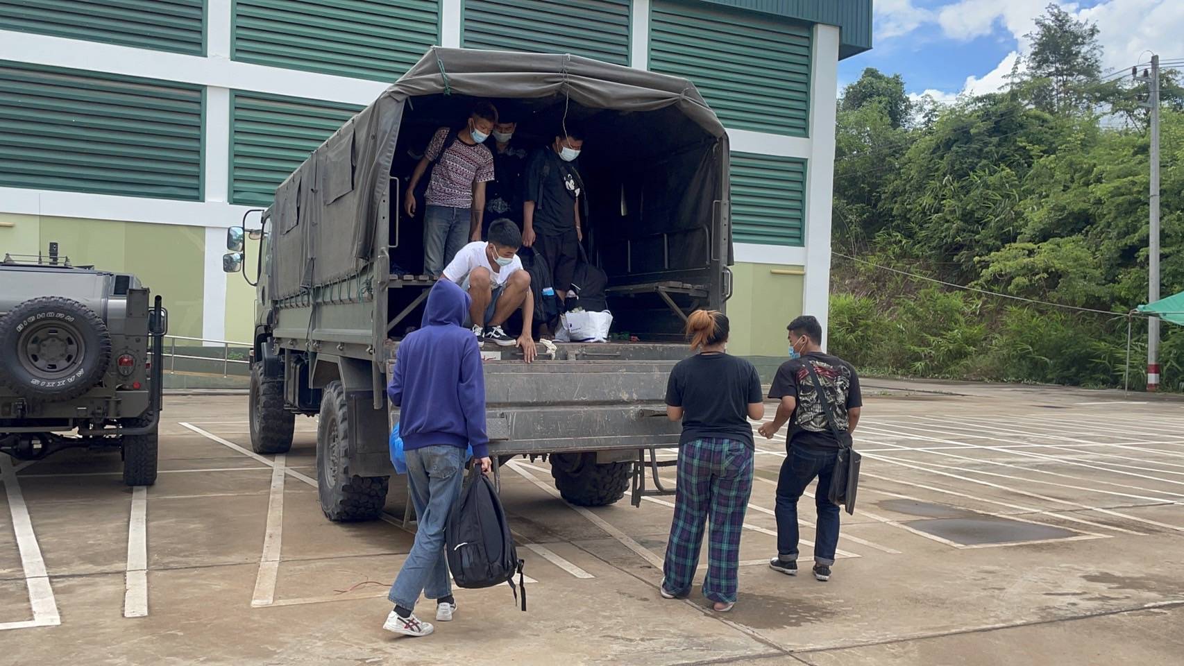 ตำรวจ สภ.แม่สอด -​ทหาร นำ 10 เยาวชนถูกหลอกข้ามแดนกลับถึงฝั่งไทยไทย ปลอดภัย