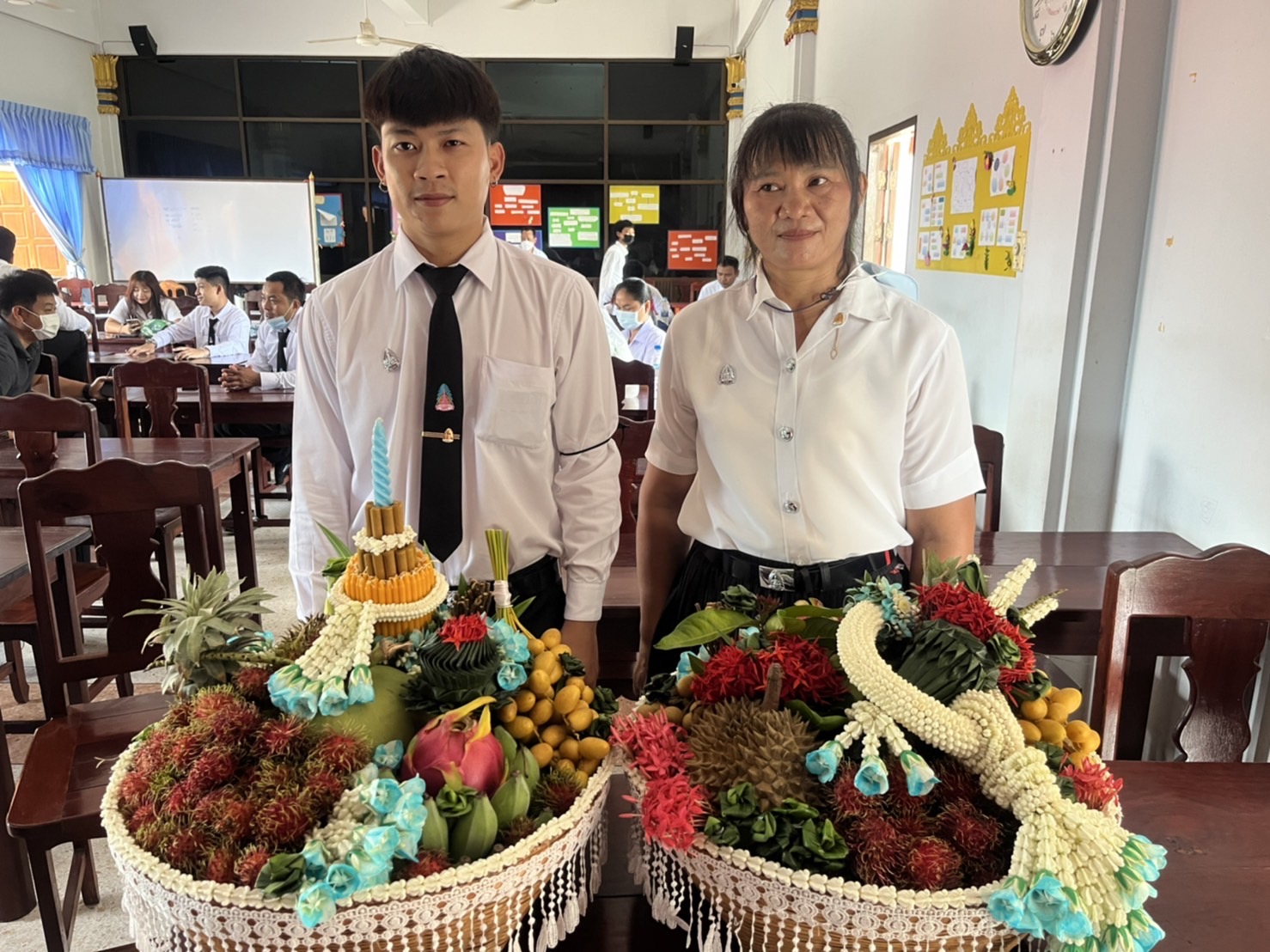 สุพรรณบุรี ไอเดียเก๋พานไหว้ครูตะกร้าผลไม้ ไหว้เสร็จหายไปกับตา