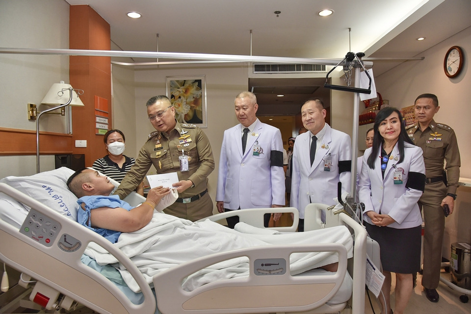 "รอง ผบ.ตร." เยี่ยมให้กำลังใจ 2 ตำรวจบาดเจ็บ เหตุปะทะชายแดน "ไทย-กัมพูชา" 