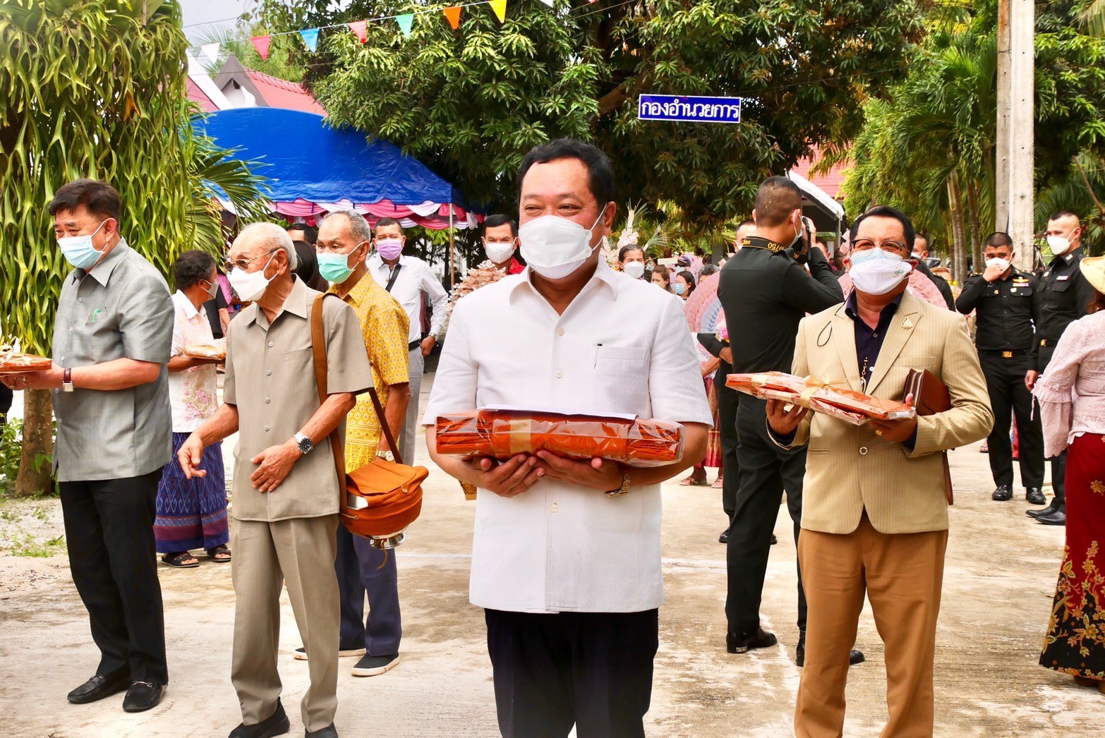 "ทวี สอดส่อง" เป็นประธานทอดกฐินวัดธารากร ที่ตากใบ  ให้กำลังใจไทยพุทธ อยู่ในสังคมพหุวัฒนธรรม