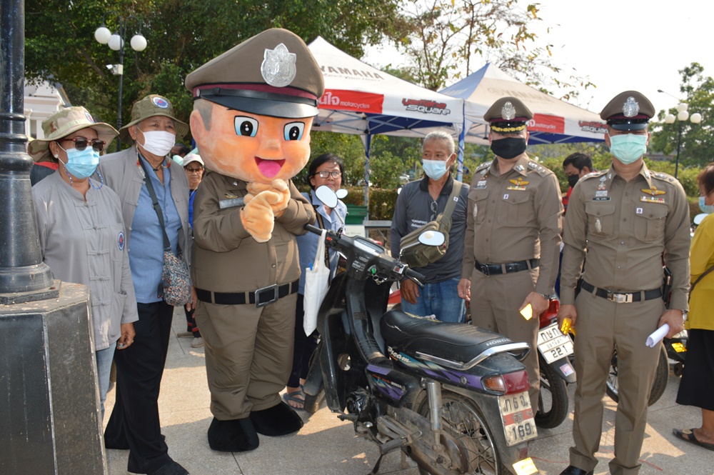 ผู้การตำรวจอุตรดิตถ์ เปิดโครงการตามหาคนสูงวัยใช้รถเก่า ปี 64 ก่อนสงกรานต์ หวังลดอุบัติเหตุทางถนน-สร้างวินัยจราจร