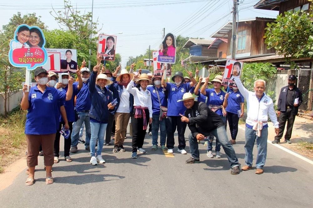 โค้งสุดท้าย!! "สุภาพร" ผู้สมัคร ส.ส.ยโสธร รุกหนักเดินเคาะประตูบ้าน-ตลาดสด อ้อนขอคะแนนเสียง ปชช.