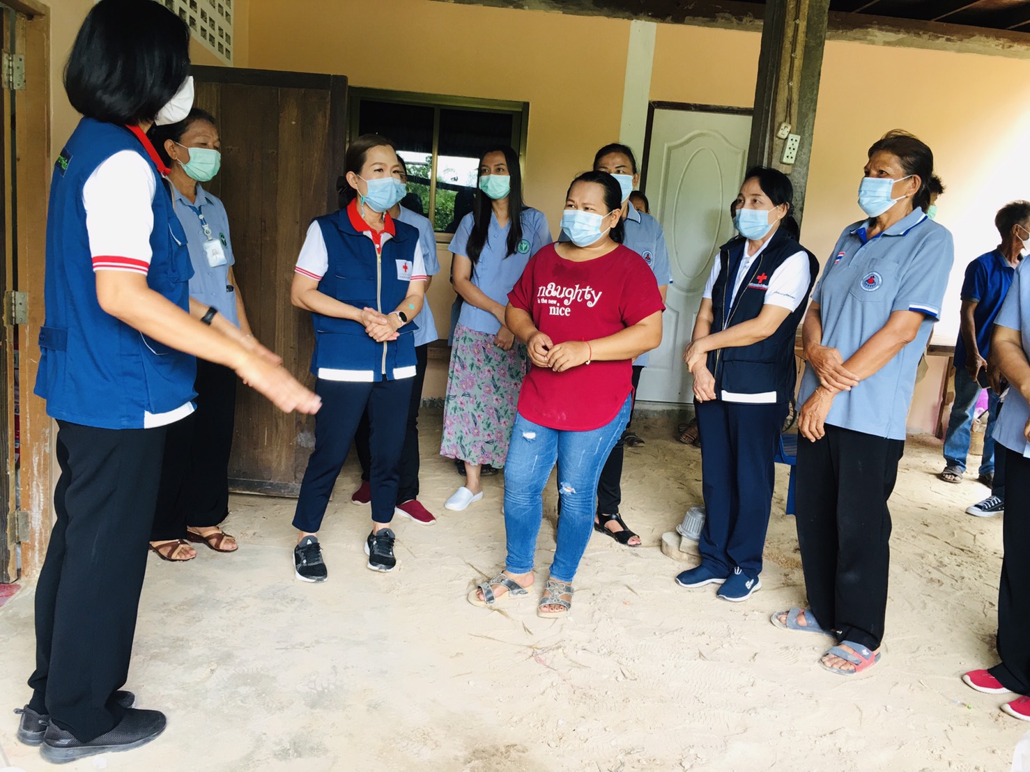 เหล่ากาชาดร้อยเอ็ด มอบสิ่งของให้กำลังใจผู้ป่วยติดเตียงผู้ประสบความทุกข์ร้อน อำเภอโพนทอง
