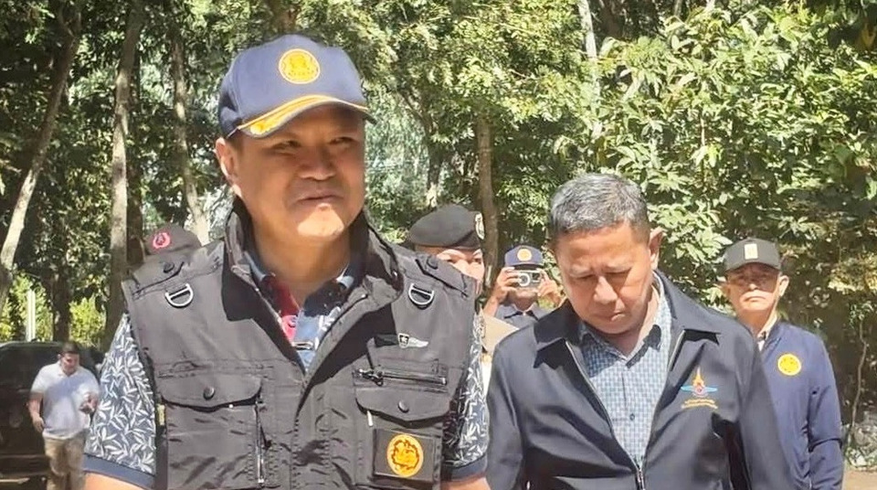 นายกฯ อนุทิน พร้อม รมช.กห. ลงพื้นที่ชายแดนสุรินทร์ ตรวจภาพรวมหลังหยุดยิง เยี่ยมฐานแนวหน้า