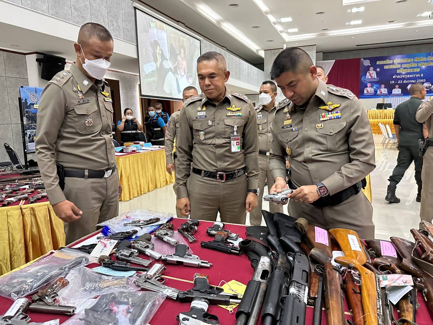 ‘บิ๊กโจ๊ก’  เปิดปฏิบัติการปิดล้อมตรวจค้น 517 จุด กวาดล้างอาวุธในพื้นที่ตำรวจภูธรภาค 8