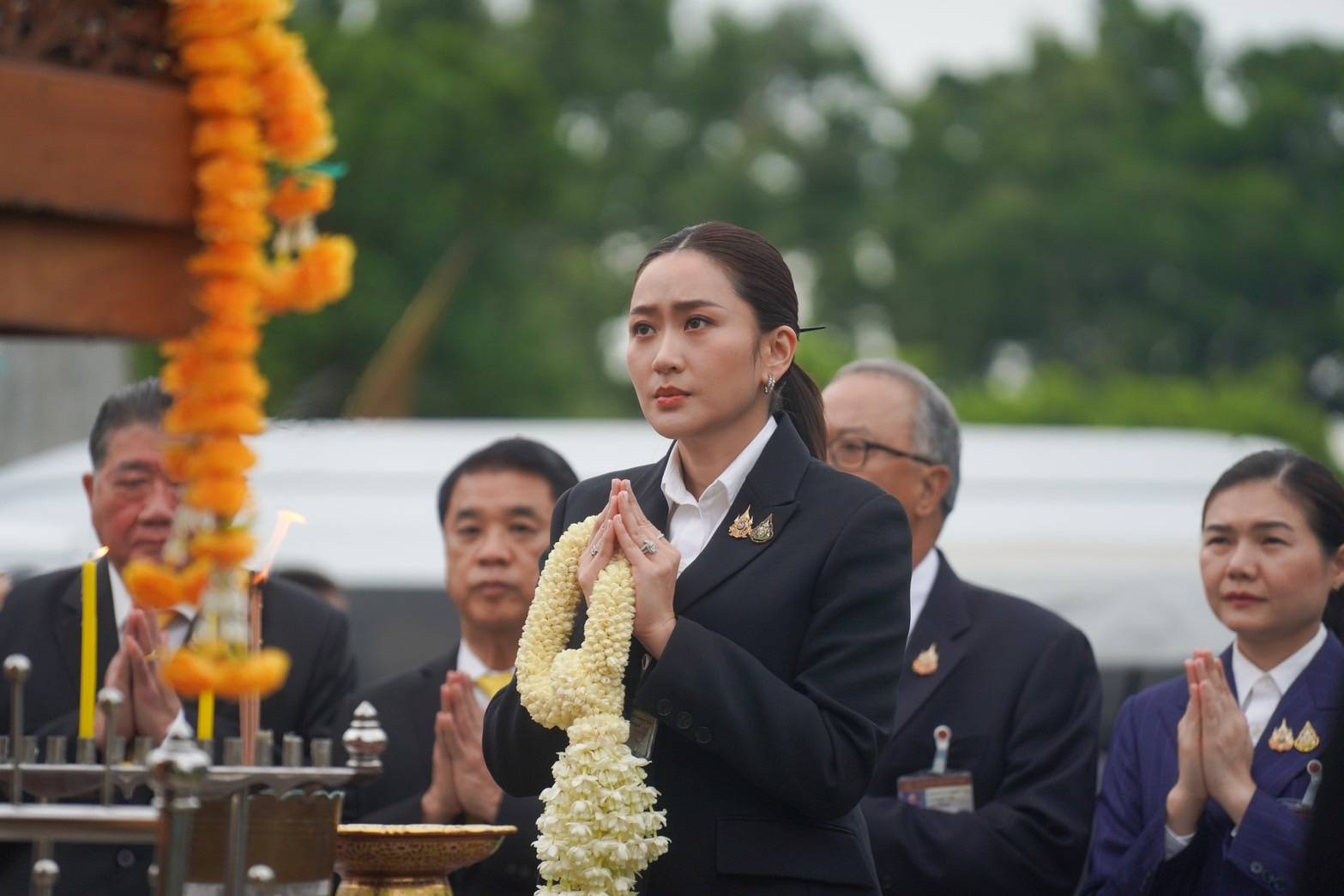“นายกฯอิ๊งค์” ควงสามีเข้าทำเนียบฯ เชิญพราหมณ์ ทำพิธีสักการะสิ่งศักดิ์สิทธิ์ ได้ฤกษ์นั่งห้องทำงาน ก่อนเข้าสภาฯ แถลงนโยบายรัฐบาล