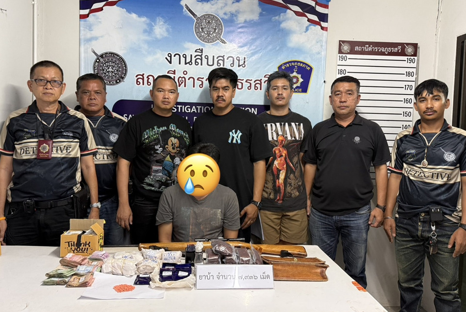 สืบสวีบุกจับคาบ้าน เอเย่นต์เปิดขายยาบ้า 24 ชม. ยึดเกือบ 8 พันเม็ด พร้อมปืนยาว