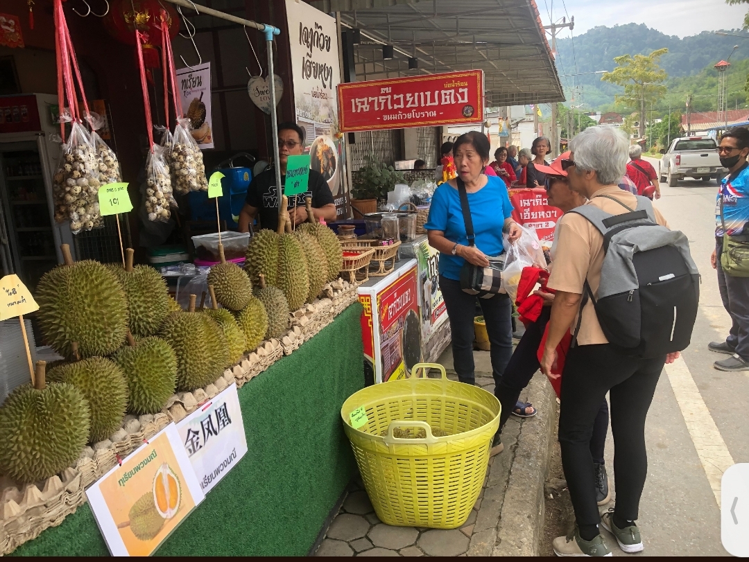 ชาวมาเลเซียแห่กินทุเรียนเบตงผลผลิตแรกเริ่มทำพื้นที่คึกคัก ช่วงวันหยุดสุดสัปดาห์