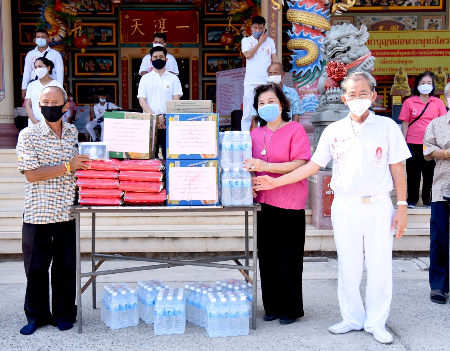 ห่วงใยผู้สูงอายุ!! ประธานมูลนิธิสว่างศรัทธาธรรมสถานฉะเชิงเทรา นำคณะกรรมการฯ มอบเครื่องอุปโภคบริโภคให้แก่ผู้สูงอายุ 100 ครอบครัวในเขตอำเภอเมือง สู้ภัย COVID-19