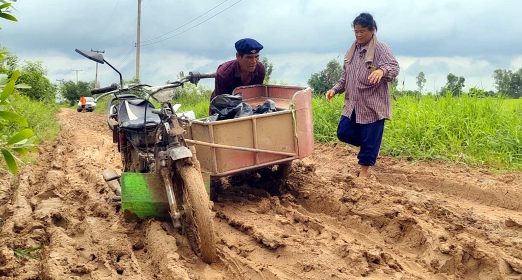 ชาวบ้านดงละคร ร้องสื่อช่วยเหลือ ถนนพัง 3 ปี ไร้หน่วยงานดูแล