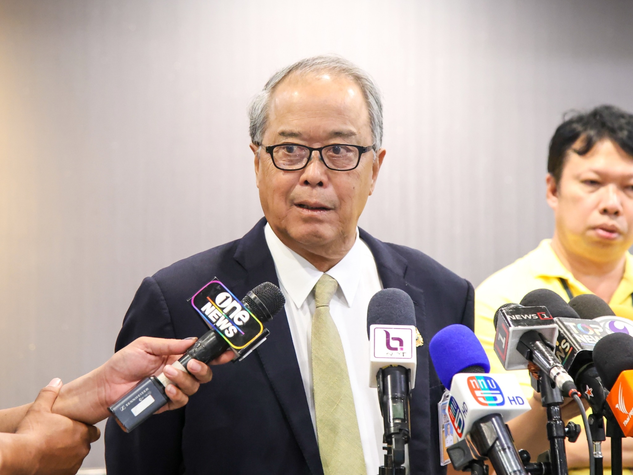 โชยกลิ่น "ปรับครม."  ! รัฐบาลถกลับ มอบ "ชูศักดิ์" ถาม "ศาลรธน." ขอคำนิยาม "ไม่ซื่อสัตย์สุจริตฯ" เช็คคุณสมบัติรมต.