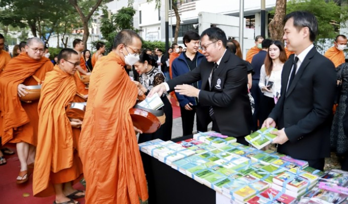 ใส่บาตรหนังสือ ครั้งที่ 17 : 100 วัน พระพันปีหลวงเพื่อปวงชน”