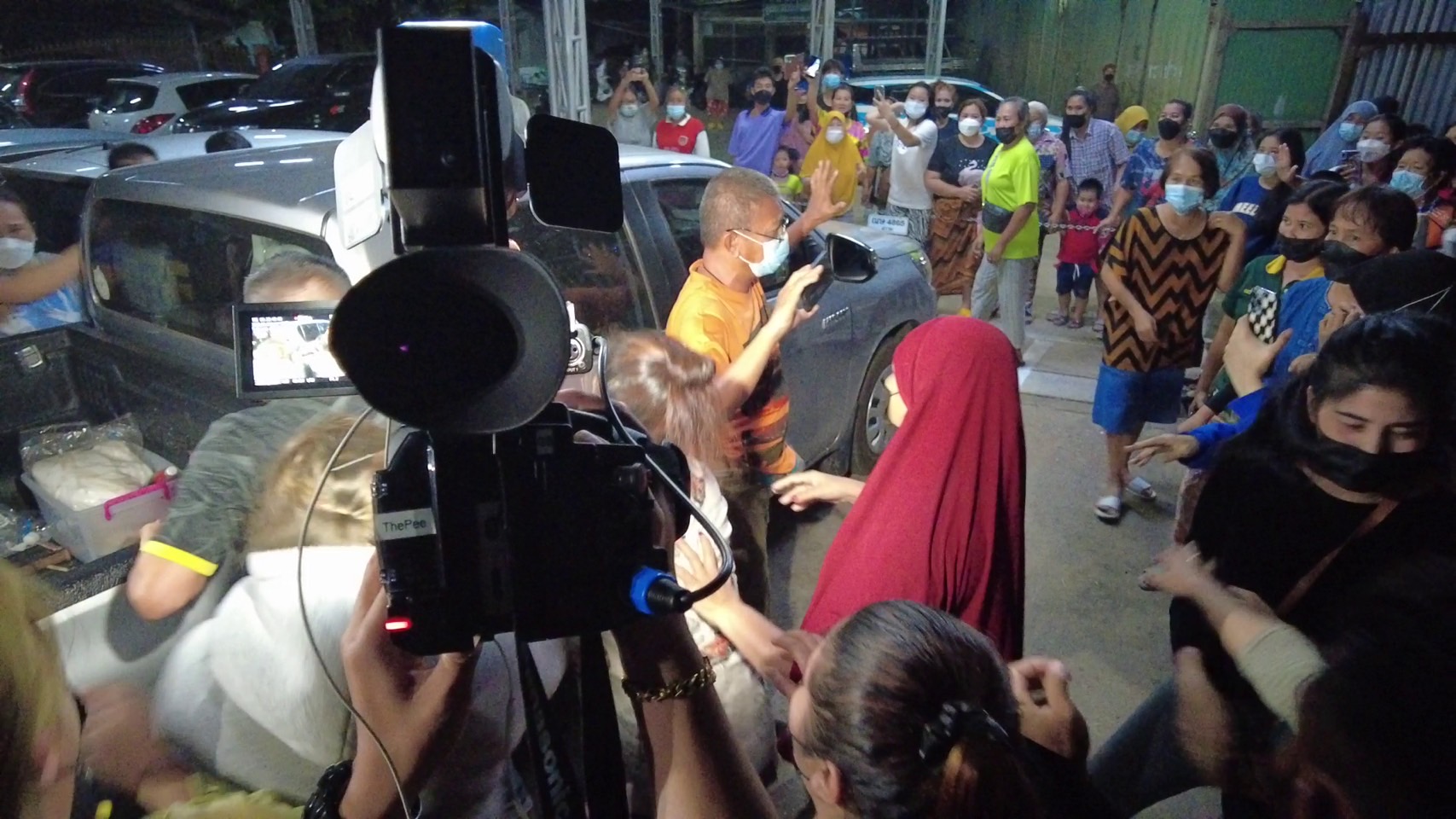 ตำรวจอนุญาตให้แม่และยายร่วมพิธีฝังศพลูกชาย หวิดโดนรุมประชาทัณฑ์ ต้องนำตัวกลับทันที ไม่ได้ร่วมฝังศพลูกชาย