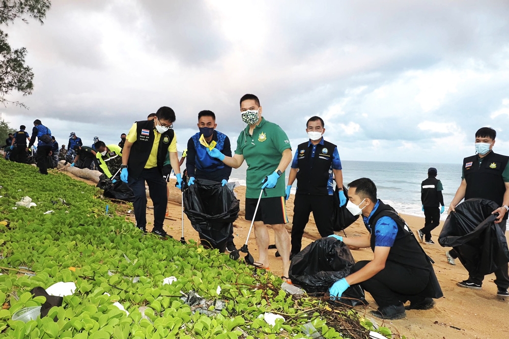 ฟิตแต่เช้า!! "วราวุธ" นำทีมจิตอาสาเก็บขยะชายหาดไม้ขาว รับเปิดท่องเที่ยว "Phuket Sandbox" 