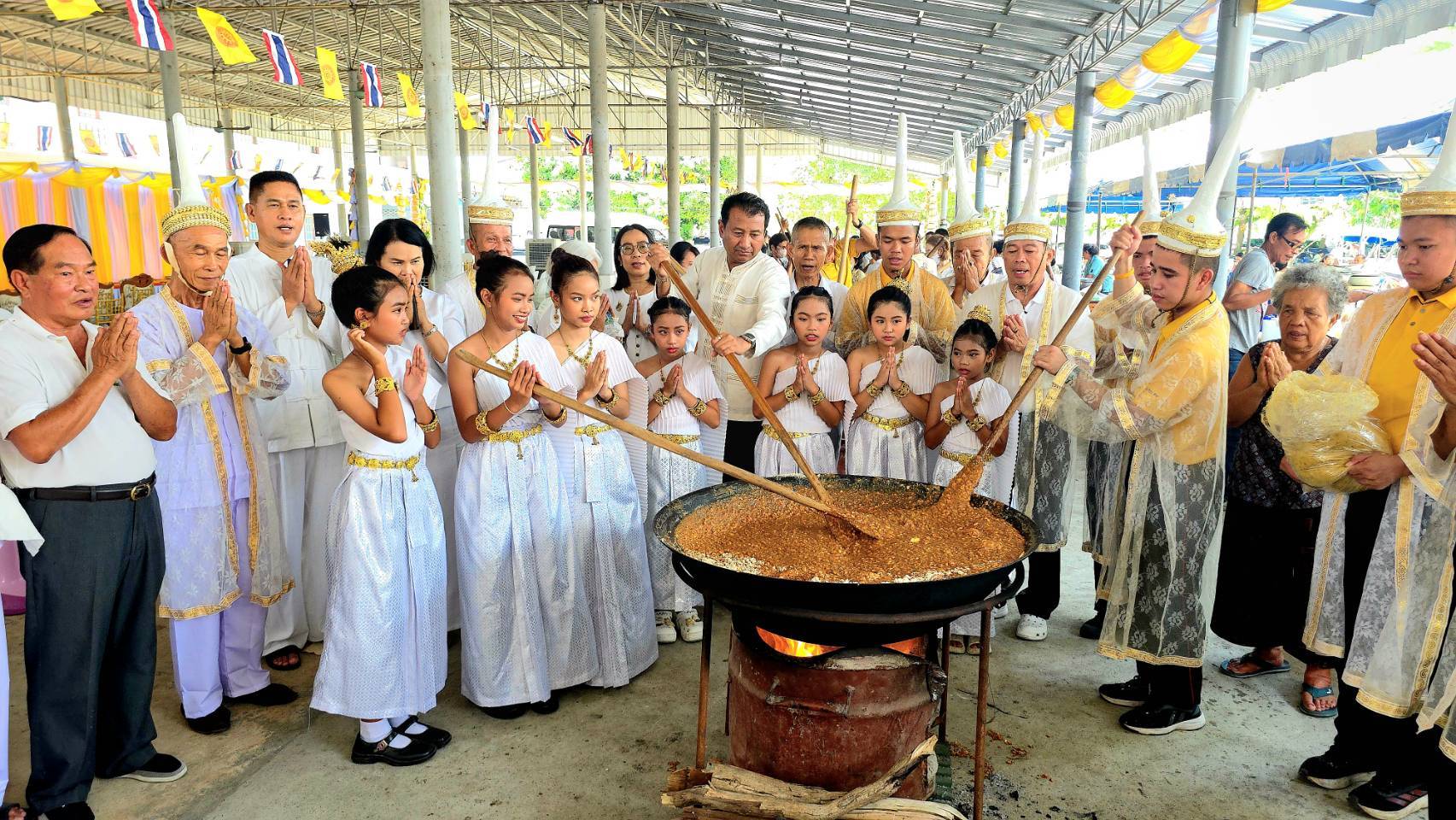 ลพบุรีสืบสานประเพณีโบราณ กวนข้าว มธุปายาส หรือ ข้าวทิพย์ ถวายเป็นพุทธบูชา เนื่องในเทศกาลวันวิสาขบูชาโลก ประจำปี 2568