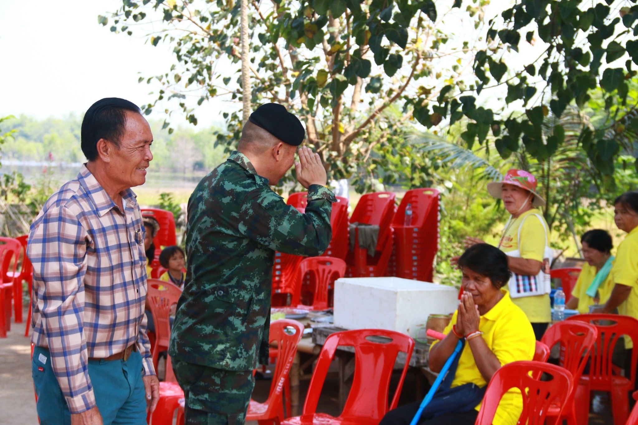  กกล.สุรศักดิ์มนตรีร่วมกับ สถาบันพัฒนาฝีมือแรงงานคืนเครื่องใช้ไฟฟ้าหลังซ่อมเสร็จให้ประชาชนที่ได้รับความเสียหาย