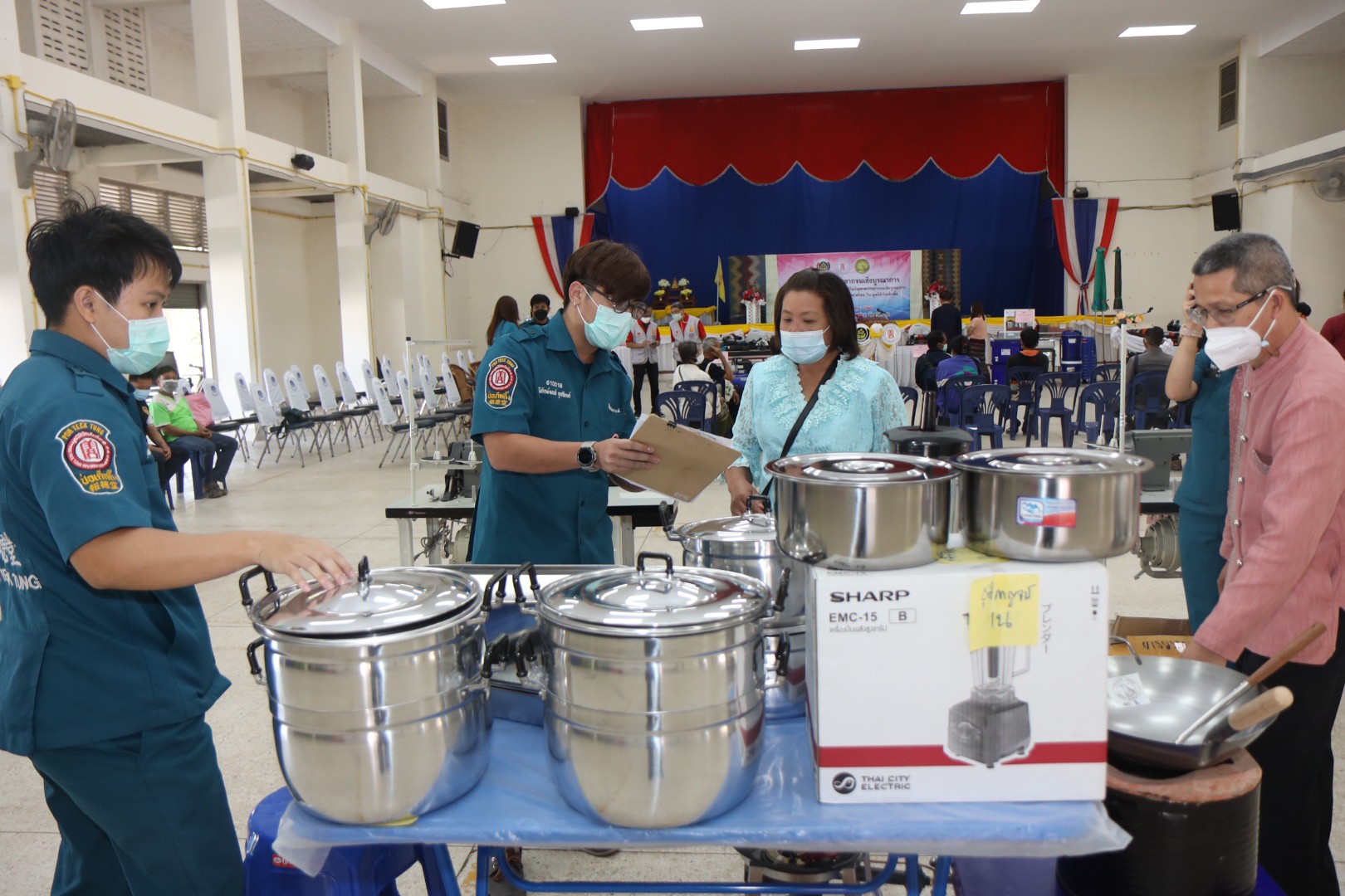 มูลนิธิป่อเต็กตึ๊ง ร่วมกับกรมการพัฒนาชุมชน มอบอาชีพครัวเรือนยากจน 