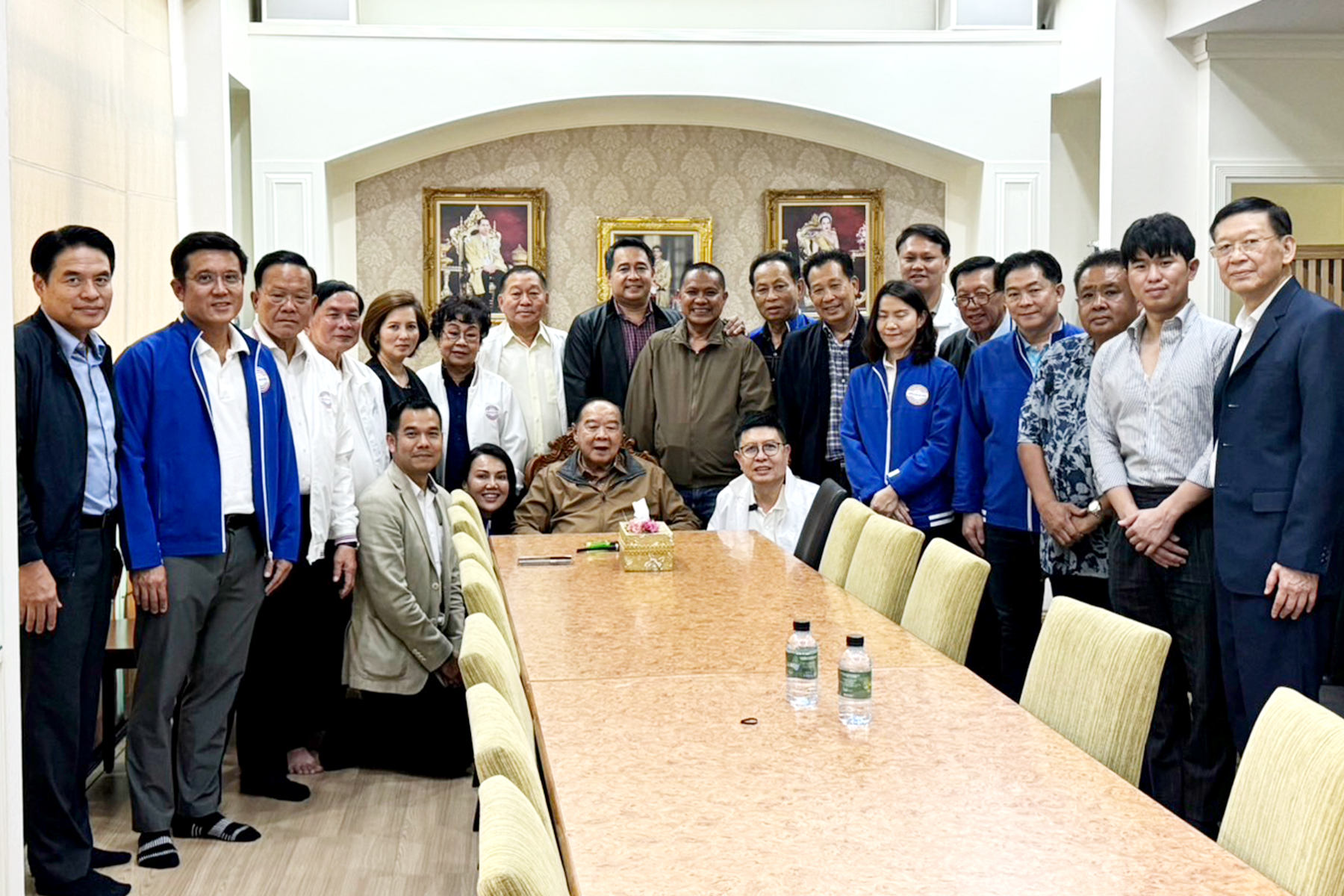 “พล.อ.ประวิตร" ร่วมโต๊ะมื้อกลางวันกับสมาชิกพปชร. ฝากการบ้าน สส. ผู้สมัคร ลุยดูแลปชช.จากภัยน้ำท่วม