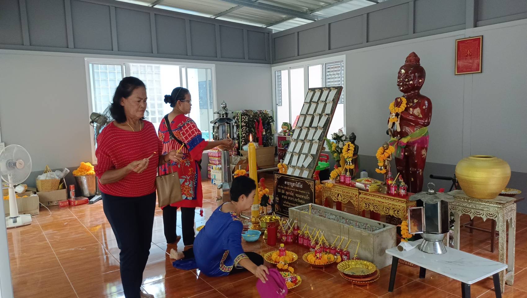 นครนายก ‘ไอ้ไข่’ ให้โชคของขวัญปีใหม่ คนดวงดีแห่กราบไหว้แน่นวัดเลขธรรมกิตติ์
