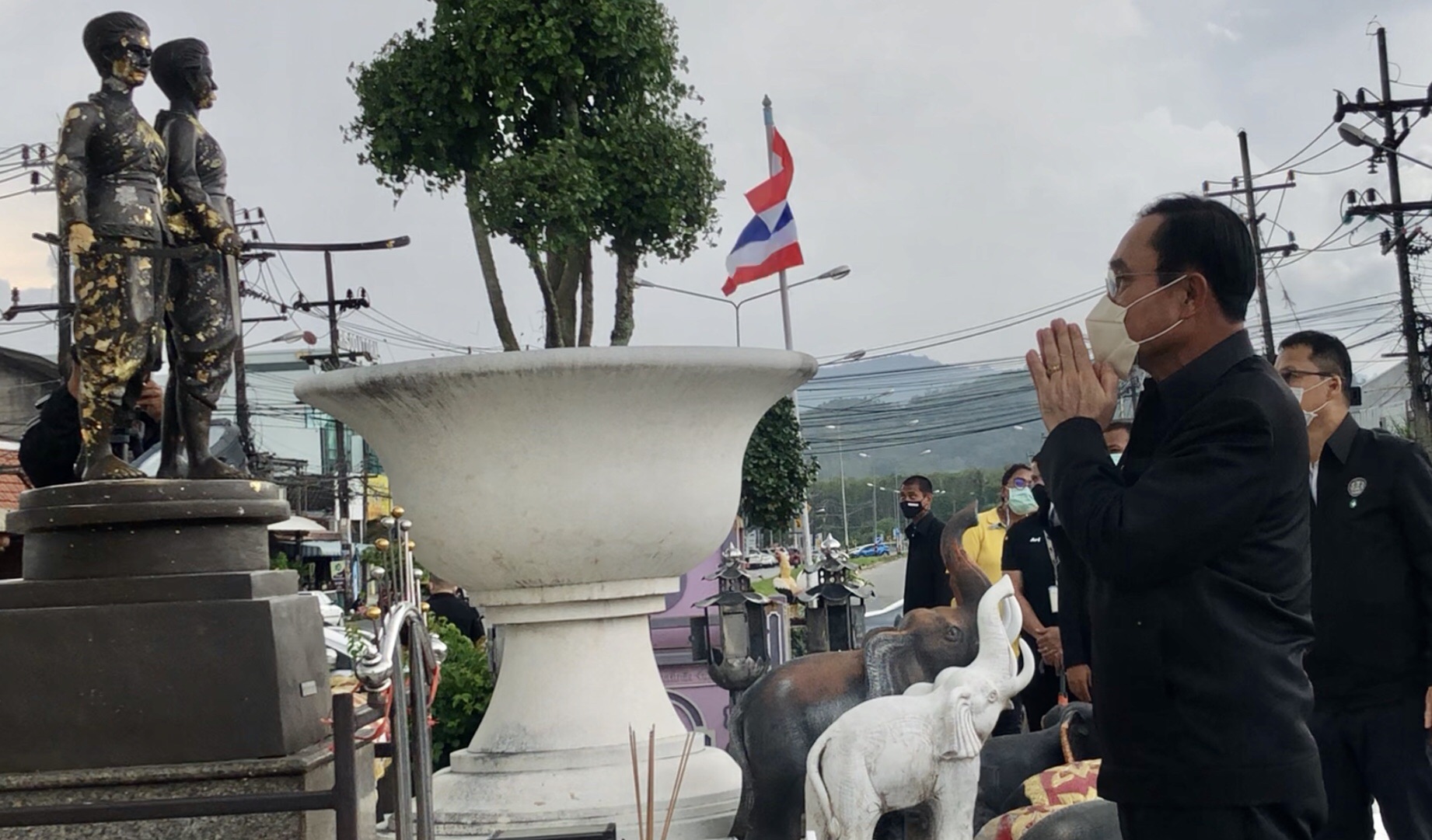 “บิ๊กตู่” กราบสักการะ ท้าวเทพกระษัตรี ท้าวศรีสุนทร ชาวบ้านตะโกนเชียร์"ลุงตู่สู้ๆ"