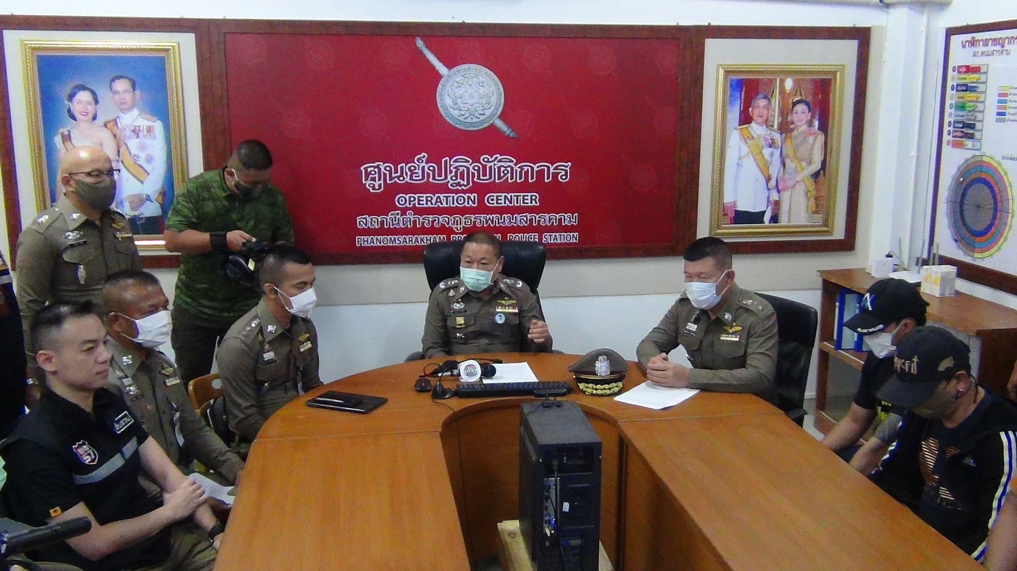 สื่อรุมซักผู้การแปดริ้ว คดีผู้กองปูเค็มถูกทำร้ายกลายเป็นวิวาทจากอุบัติเหตุ