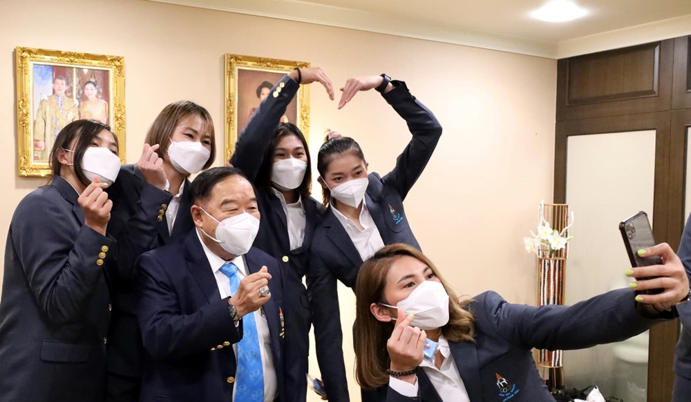 “บิ๊กป้อม” ปลื้ม! “นักตบสาวไทย” คว้าชัย 2 นัดติด ลุ้นชนะเวียดนามพรุ่งนี้