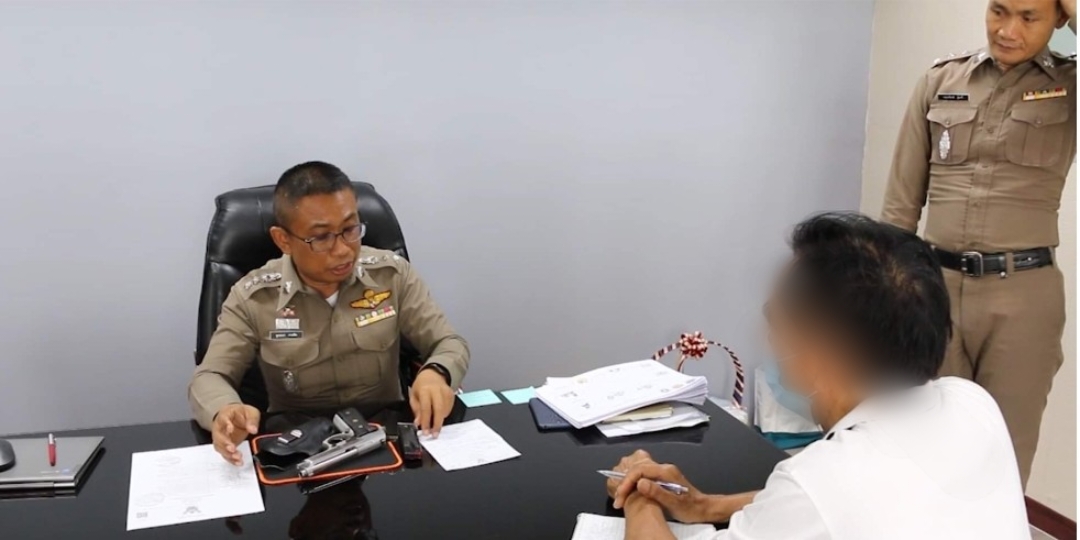 อดีตนายกเทศมนตรีชื่อดังขอนแก่นพาลูกชายเข้ามอบตัวกับเจ้าหน้าที่ตำรวจ หลังใช้อาวุธปืนยิงขู่ลูกน้องข้าง รพ.มัญจาคีรี