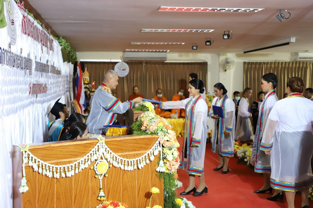 องคมนตรี ประสาทอนุปริญญาบัตร ผู้สำเร็จการศึกษา 2562-2565 วิทยาลัยชุมชนบุรีรัมย์ 